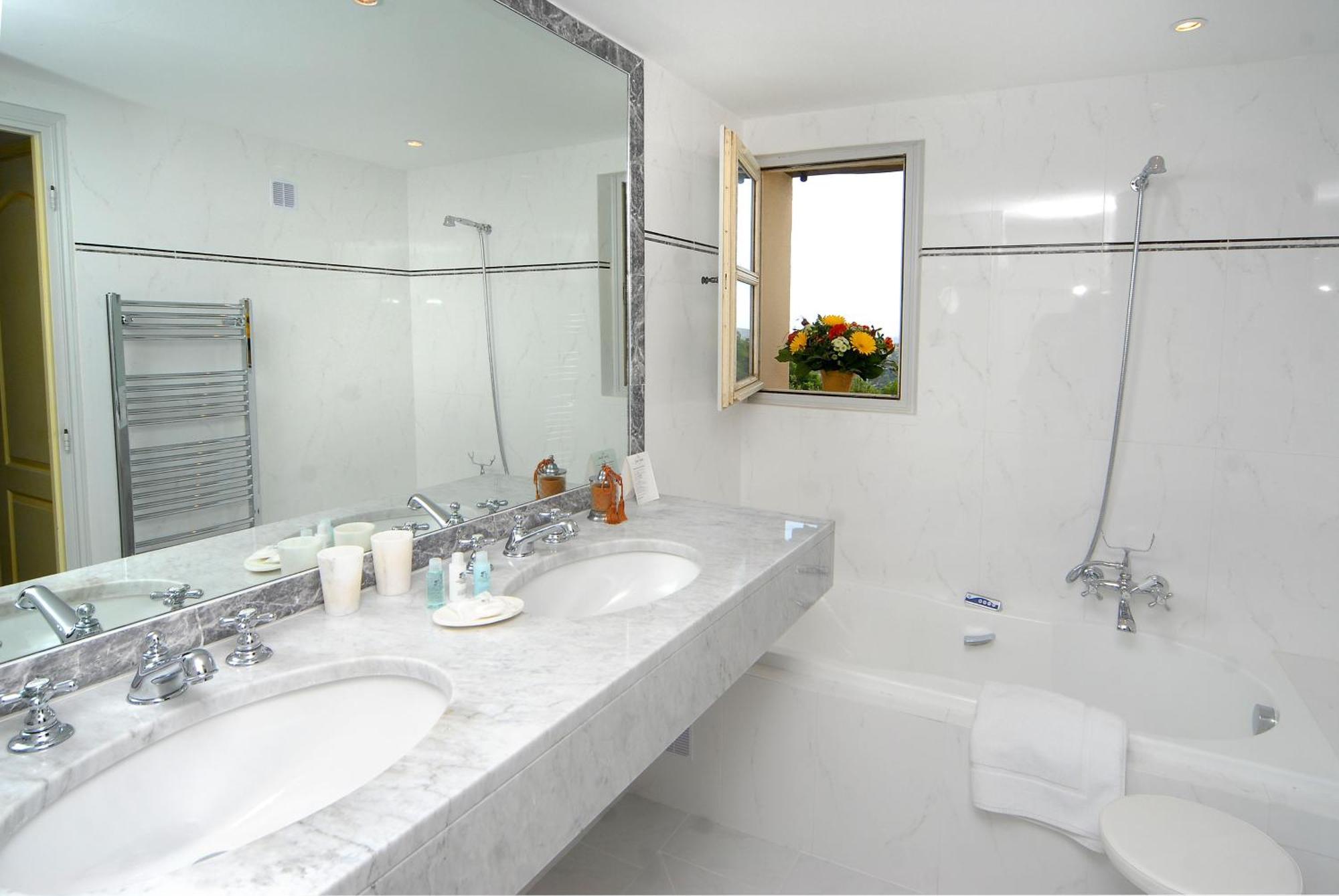 Hotel La Grande Bastide 4*